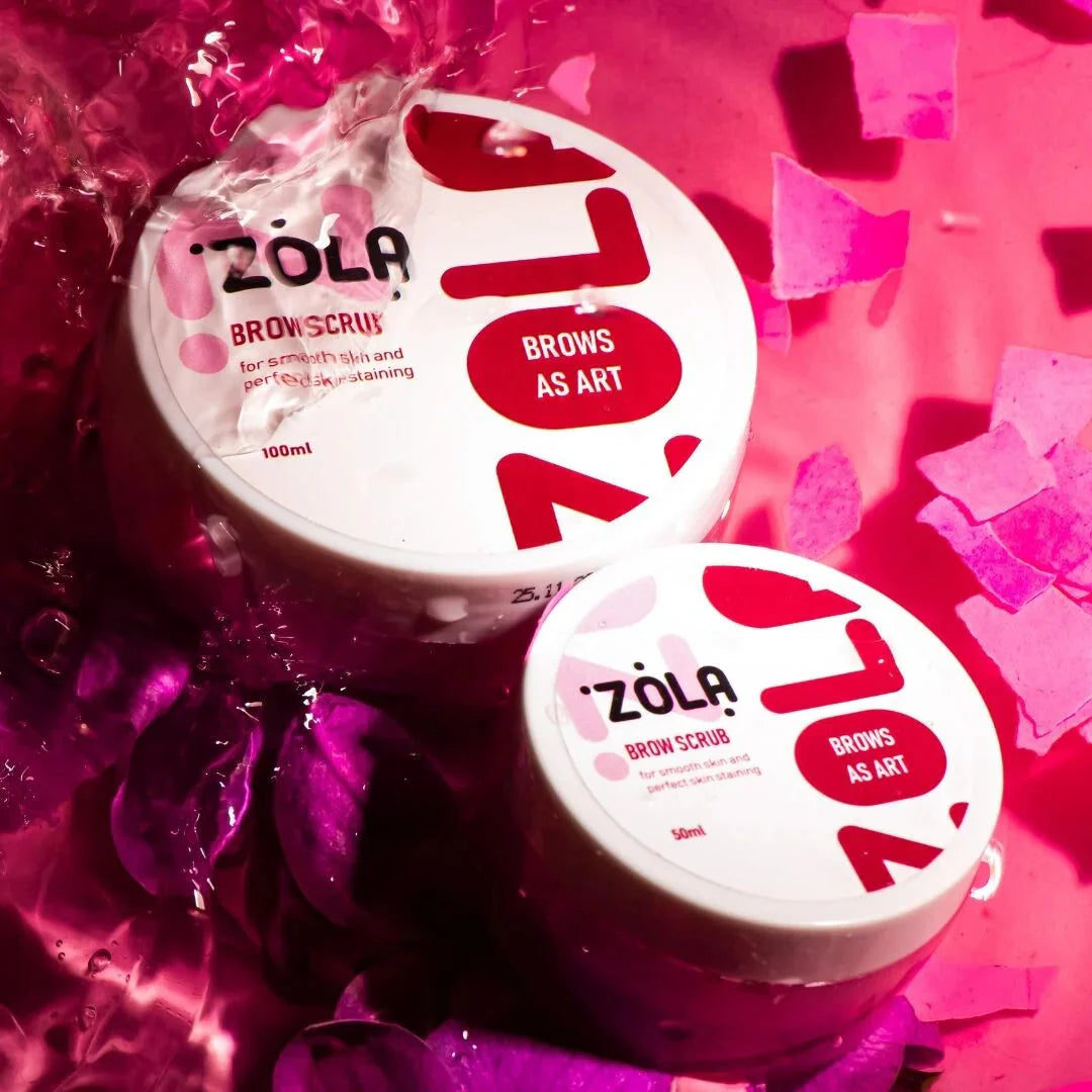 ZOLA Soft Vanilla wenkbrauwscrub met gemalen abrikozenpit en oliën voor zachte reiniging en hydratatie van de wenkbrauwzone.