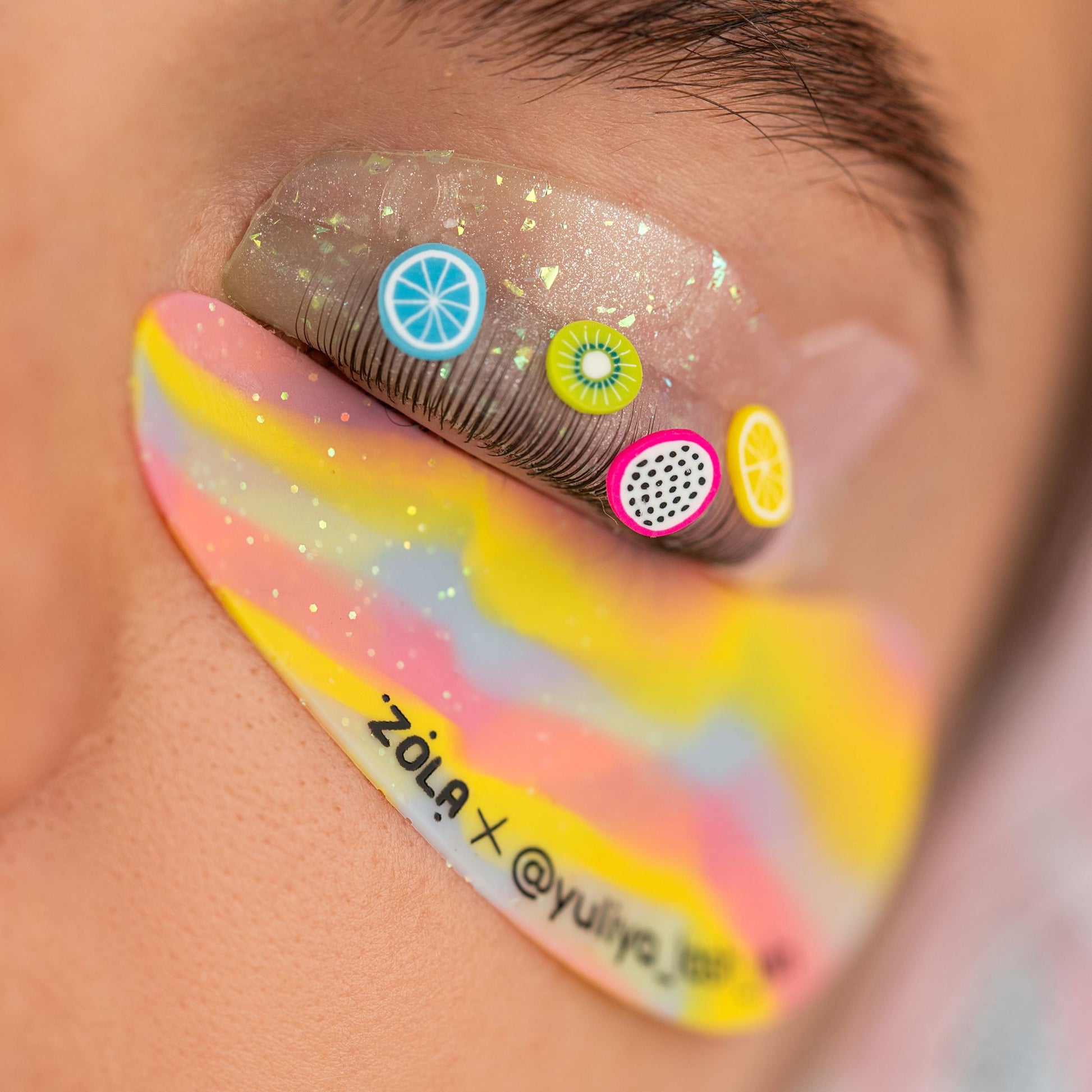 ZOLA x Yulia Lash Vin Eyepatches | Geel-Blauw-Roze  herbruikbare siliconen patches met anatomische pasvorm, ideaal voor lash behandelingen en professioneel gebruik.