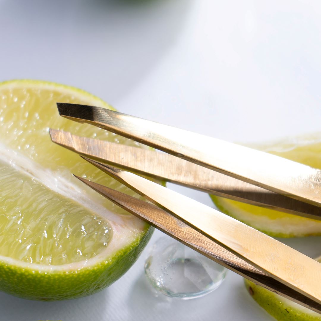 ZOLA Tweezer Gold van hoogwaardig staal voor nauwkeurig verwijderen van dunne en moeilijke haartjes.