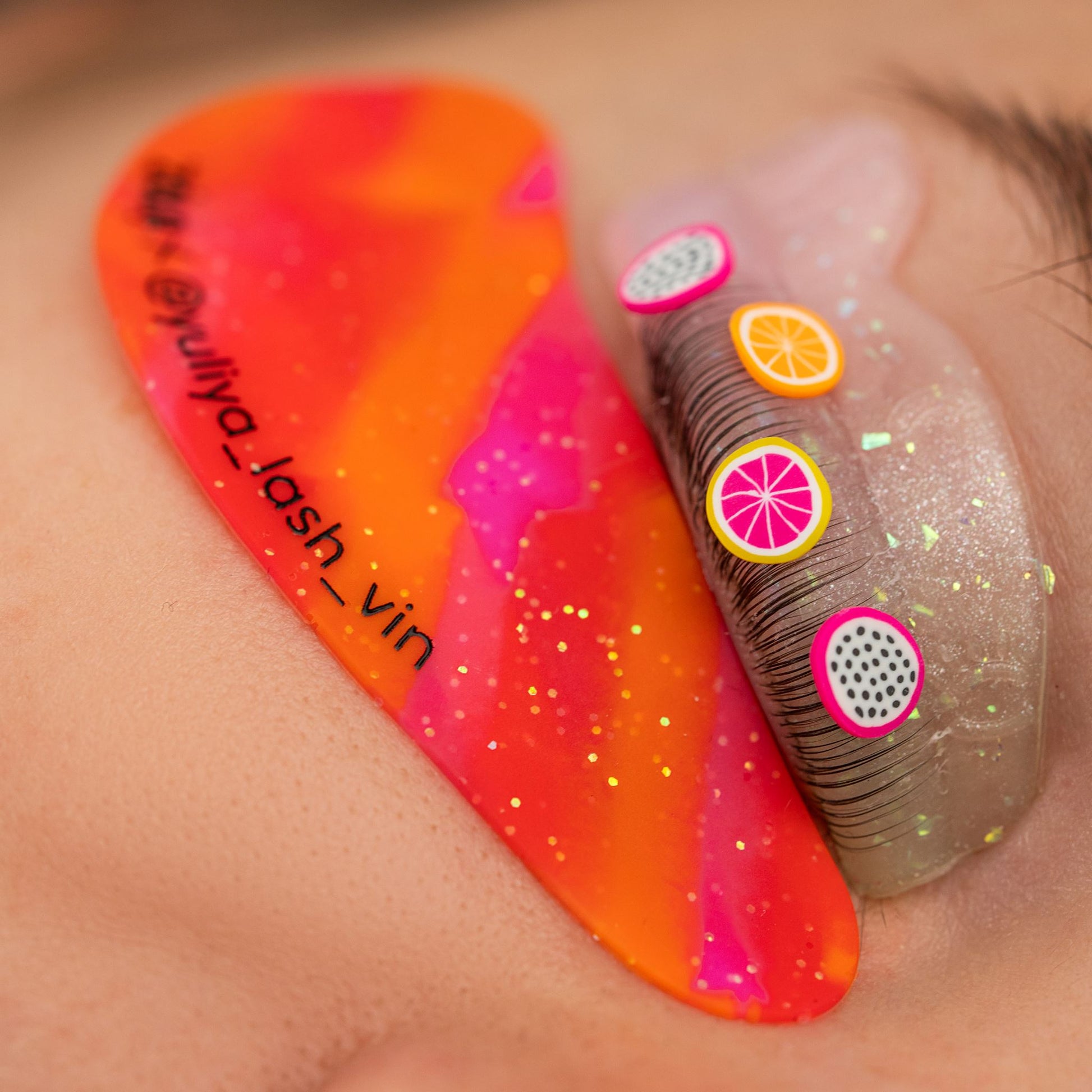 ZOLA x Yulia Lash Vin Eyepatches | Groen-Oranje herbruikbare siliconen patches met een anatomische vorm, perfect voor lash behandelingen en professioneel gebruik.
