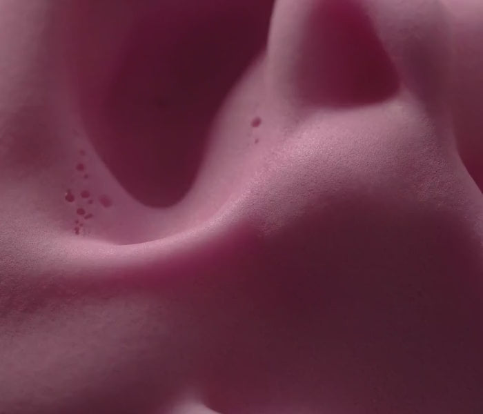 Pinky Bubbles cleanser  luxe roze flacon met luchtige schuimtextuur voor zachte en effectieve reiniging van gezicht, ogen en lippen.