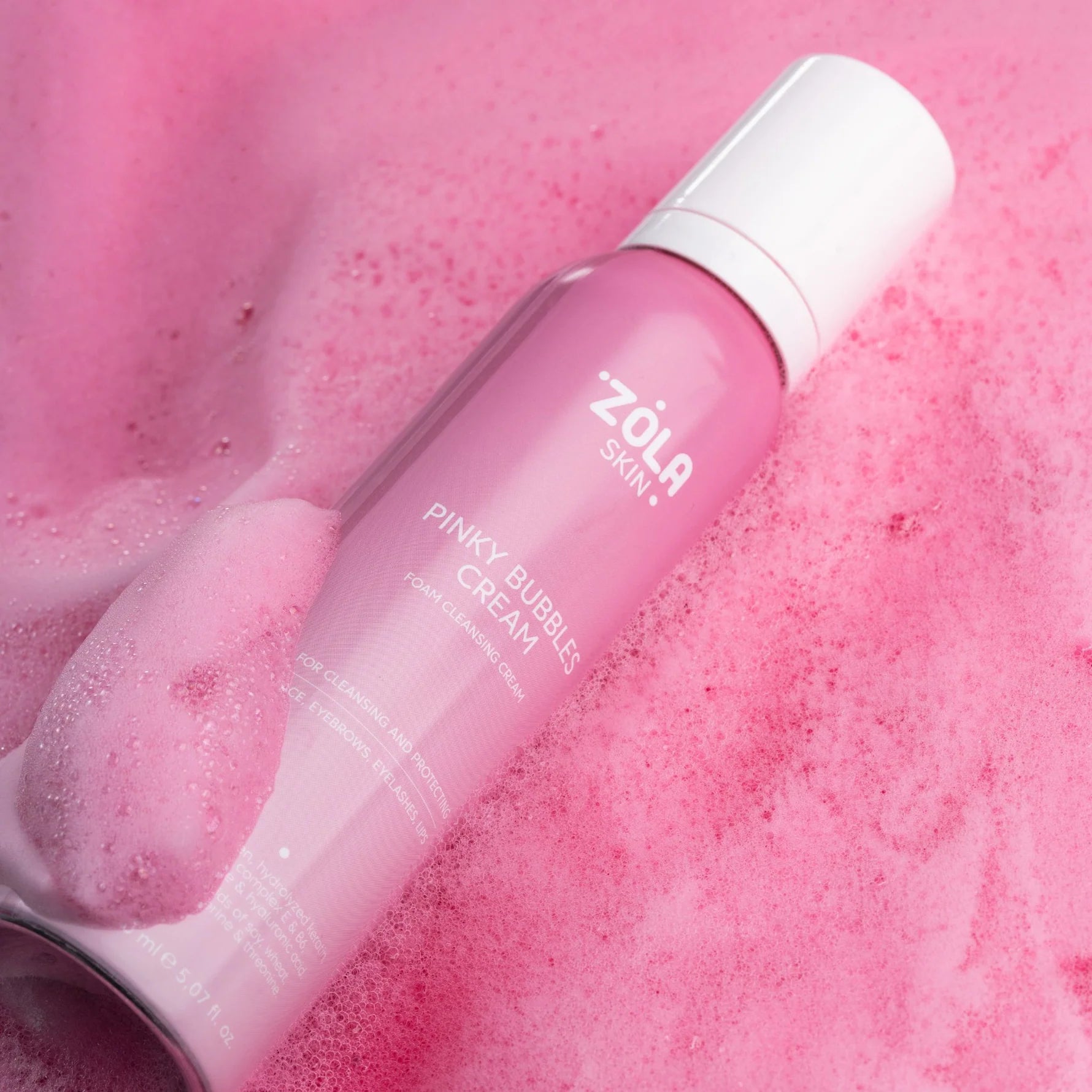 Pinky Bubbles cleanser  luxe roze flacon met luchtige schuimtextuur voor zachte en effectieve reiniging van gezicht, ogen en lippen.